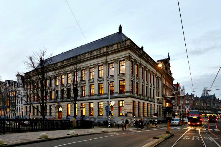 kantoor in voormalig bankgebouw in de buurt van paleis op de dam amsterdam